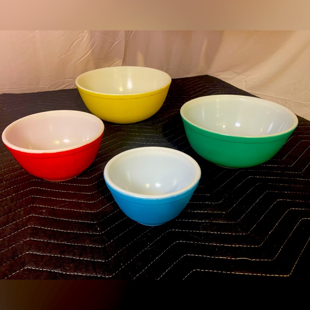 Pyrex Mixing bowls 401,402,403,404 all in good condition for their age